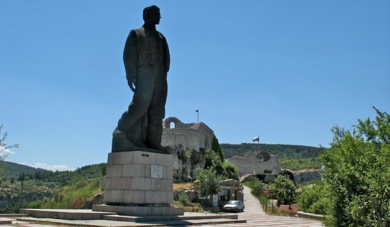 Добрата новина: Обновяват най-големия паметник на Васил Левски