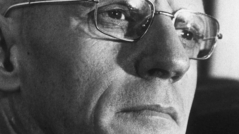На суетността маската е със същата усмивка, както и на мъртвеца ~ Мишел Фуко