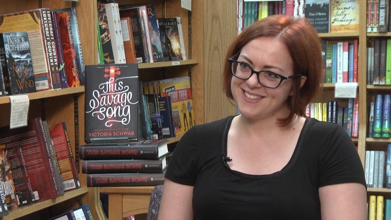 Руско издание отрязва гей сцена от книга на Виктория Шваб