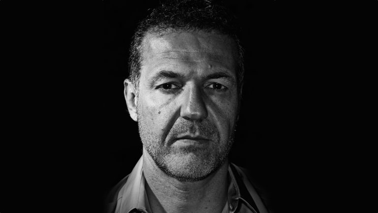 Халед Хосейни с наградата за глобална хуманитарна помощ „Джеймс С. Морган“