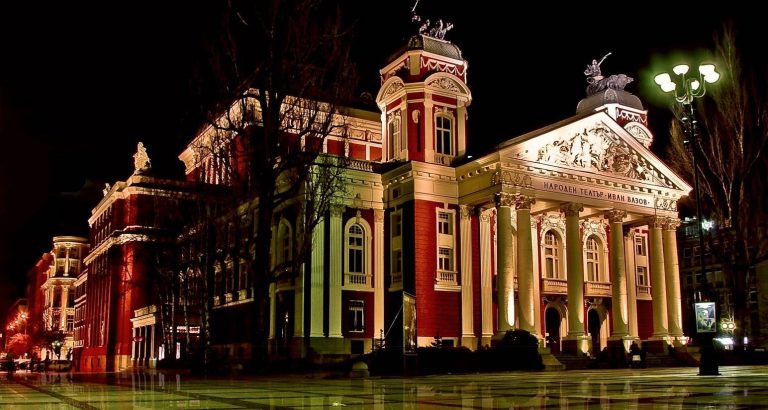През вратите на „Синята птица“ влизат в Народния театър почитателите на Мелпомена