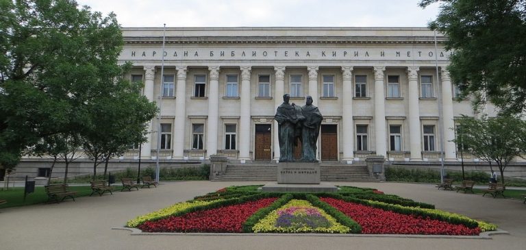 Националната библиотека подарява читателски карти за Коледа