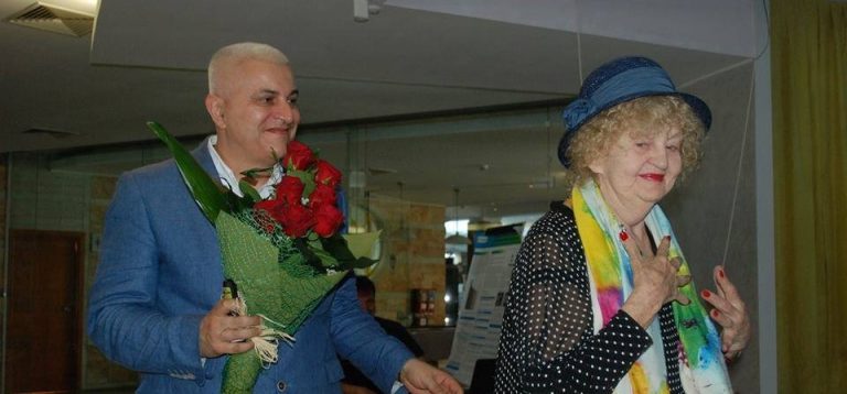 Таня Лолова чете Асен Разцетников на здравен форум