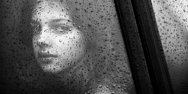 Дъжд плющи по прозореца, дъжд…