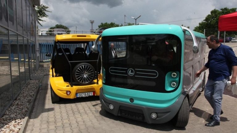Българската Sin Cars представи електромобил L-city за градска среда (СНИМКИ)