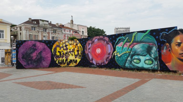 Каква да е съдбата на Дупката в центъра на града, питат варненци (СНИМКИ)