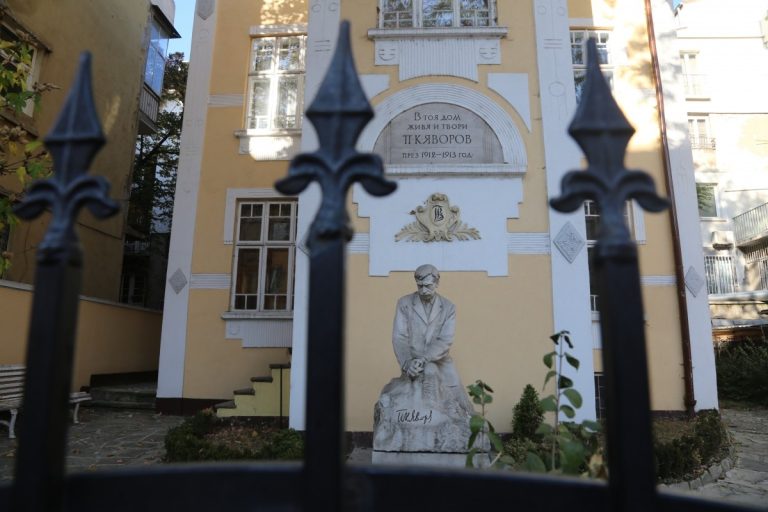 Утре точно в 11.00 часа Столична община влиза във владение на къщата на Яворов