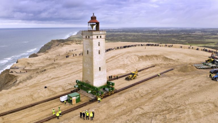 Изумително: В Дания преместиха морски фар, тежащ 1000 тона (СНИМКИ/ВИДЕО)