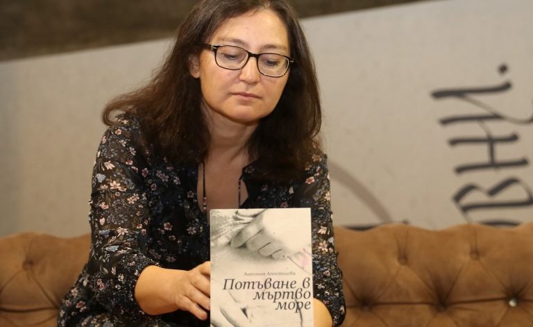 Антония Апостолова: Думи като „душа“ и „сърце“ май трябва да се забранят в литературата
