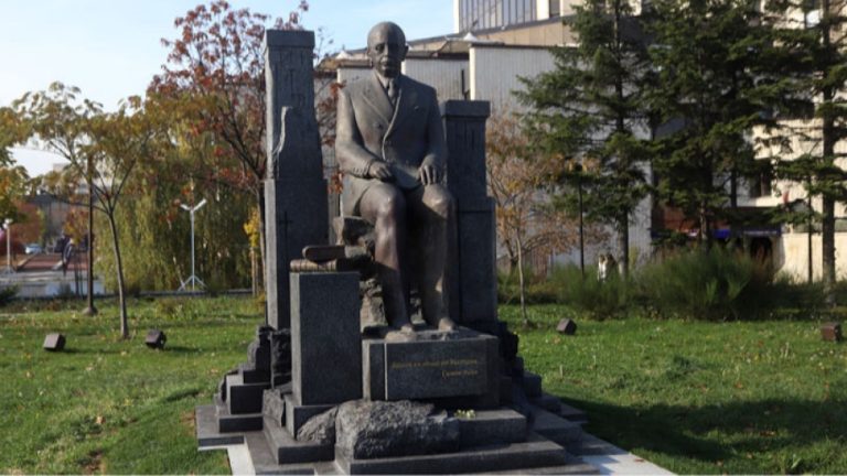 Откриха паметник на Симеон Радев до Моста на влюбените