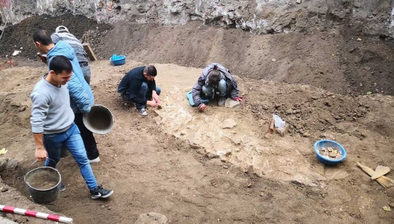 Откриха сребърно съкровище от трети век в центъра на Пловдив (СНИМКИ)