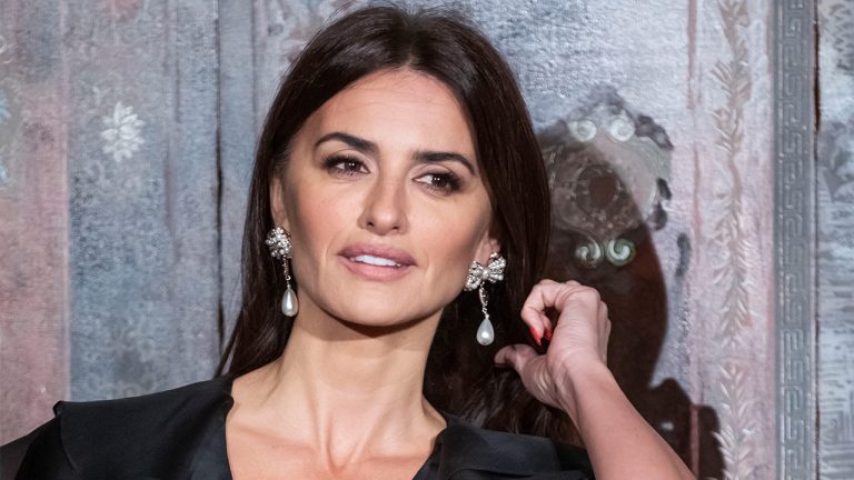 Пенелопе Крус добави блясък и сексапил към ревюто на Chanel (СНИМКИ)
