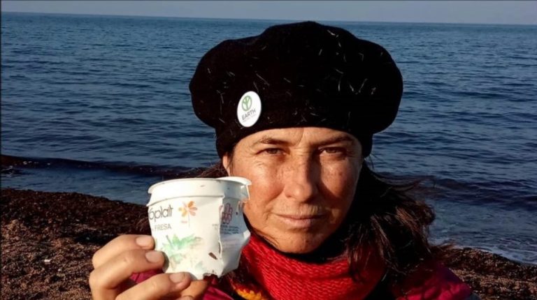 Морето изхвърли на брега кофичка от кисело мляко от 1976 г. (ВИДЕО)