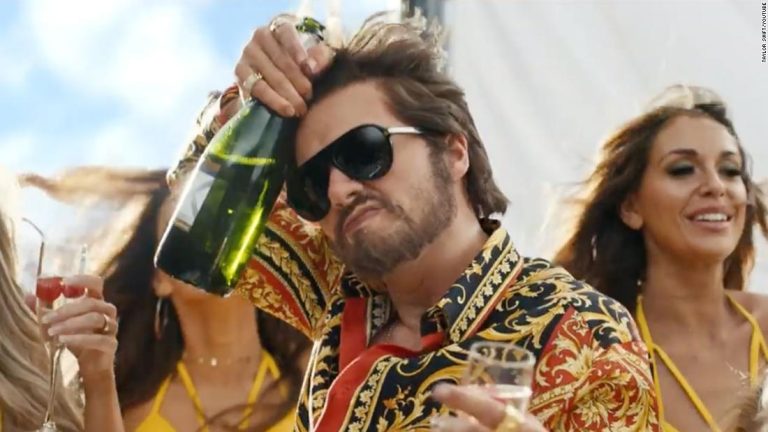 Ще познаете ли Тейлър Суифт в новия ѝ клип? (ВИДЕО)