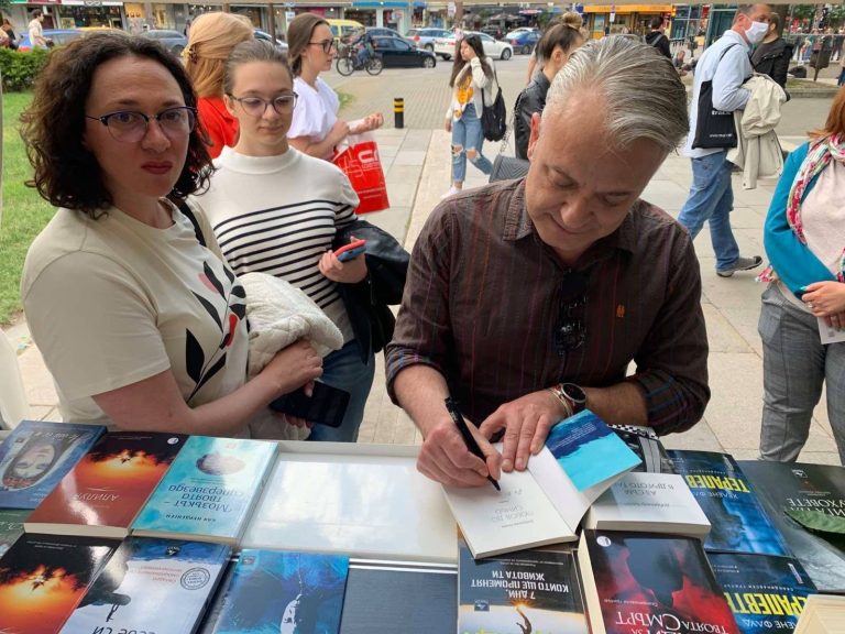 Всички искат да се качат в поетичното такси на Добромир Банев (СНИМКИ)