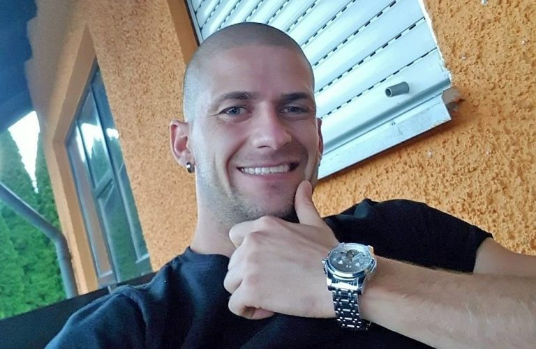 Младеж изчисти и окоси градинката пред блока, съседите извикаха полиция