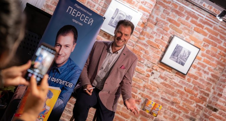 Костадин Филипов представи новата си книга „Ангела и Джема“ (СНИМКИ)
