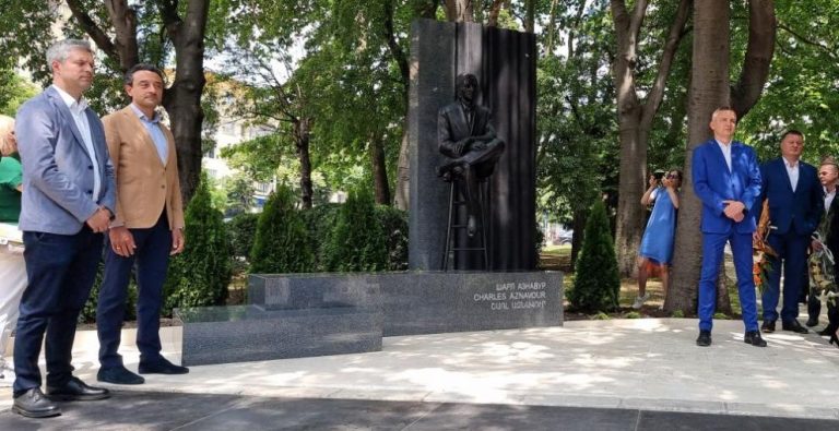 Откриха първия в България паметник на Шарл Азнавур във Варна (СНИМКИ)
