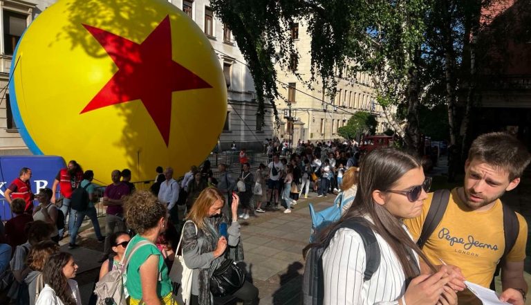 Опашки до ул. „Раковски“ се извиха заради евтини билети за Народния театър (СНИМКИ)