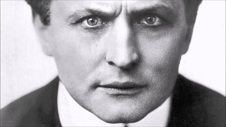 Великият Хари Худини, който правеше фокуси и след смъртта си (СНИМКИ)