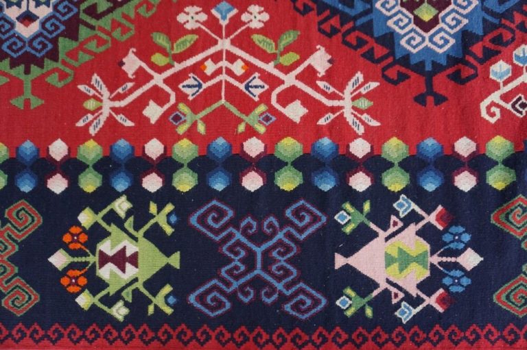 Изложба представя килими от цяла България (СНИМКИ)