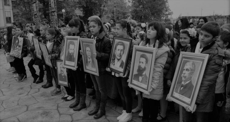 Ден на народните будители: Ще стане вълк овцата, а певците като нея!