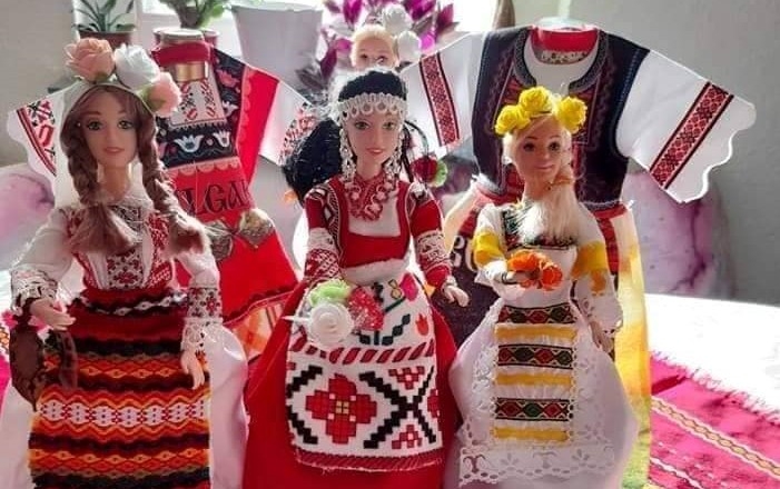 Българка в Щутгарт шие народни носии за кукли (СНИМКИ)