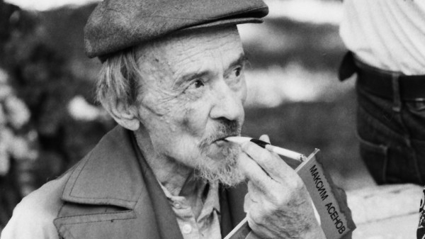 Всеки човек лъже и играе някаква роля в живота ~ Александър Геров