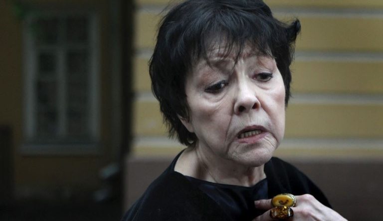 Белла Ахмадулина: От горест високо аз глава държа…