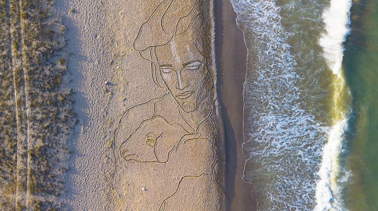 Огромна лендарт рисунка се появи на брега на село Дуранкулак