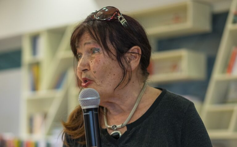 Весела Люцканова: Човек не избира къща, избира съседи