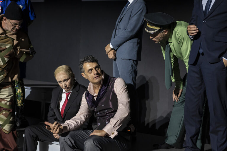 Вестник „Фигаро“: Путин по време на процес – това представя театрална сатира, развълнувала България