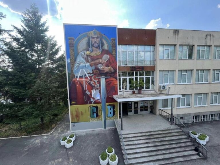 Насимо нарисува цар Симеон Велики на фасадата на училище в Търговище