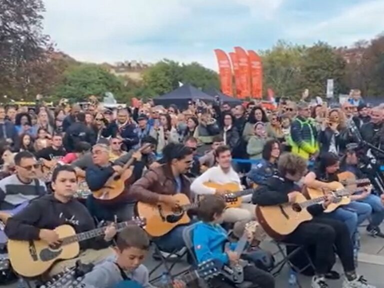 200 китари свириха „Клетва“ в памет на Кирил Маричков (видео)