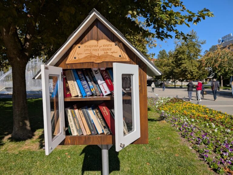 Откриха къщички за книги в центъра на Плевен (снимки)