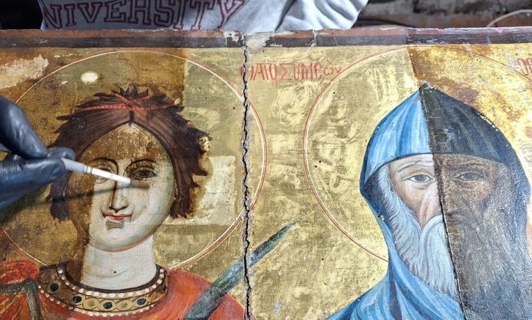 Реставратори разкриха оригиналния колорит на старинни икони, пазени в поморийски храм