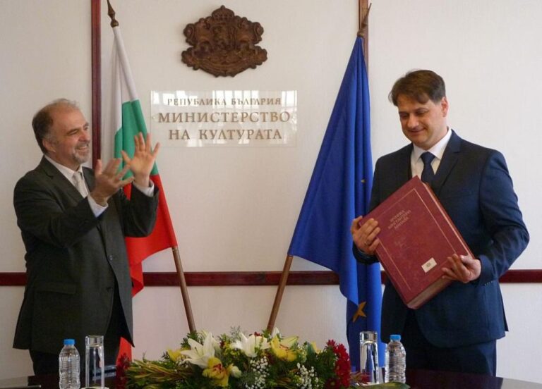 Новият министър на културата прие поста от своя предшественик