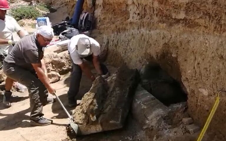 Разкриха непокътнат гроб под масивни каменни плочи в Хераклея Синтика (видео)