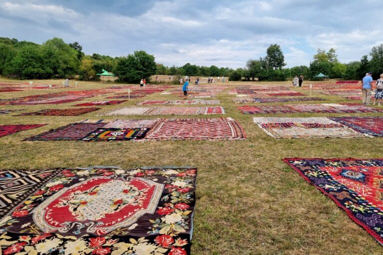 Нидерландец показа колекцията си от близо 1000 ръчно тъкани български килима в село Иглика