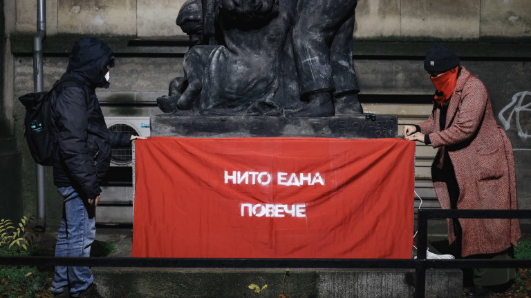 Десетки статуи в София осъмнаха с ленти „Нито една повече“ срещу насилието над жени