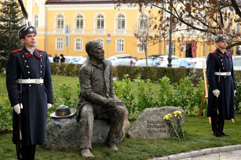 Откриха паметник на Захарий Стоянов до Народното събрание (снимки)