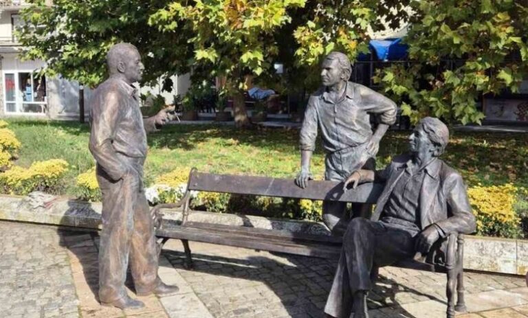 Издигнаха скулптури на Георги Парцалев, Григор Вачков и Дончо Цончев в центъра на град Левски