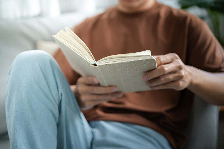 Четенето на книги на хартиен носител помага на мозъка да запомня по-добре детайлите от сюжета